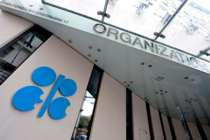 La producción petrolera de la OPEP, golpeada por la guerra de Irán y el bloqueo de Ormuz, continuó cayendo hasta mediar en abril los 18.98 millones de barriles diarios . Foto La Hora: EFE