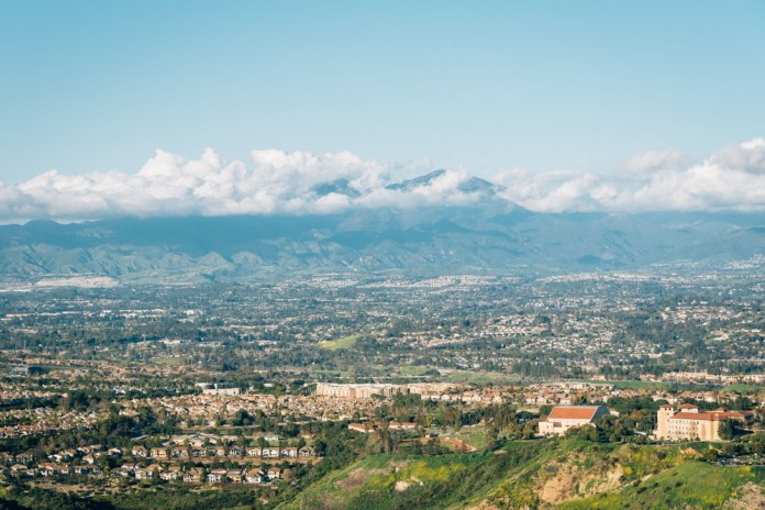 View,Of,Orange,County,And,Mountains,From,Top,Of,The El Condado de Orange es uno de los más grandes del Estado de California. Foto La Hora: Shutterstock