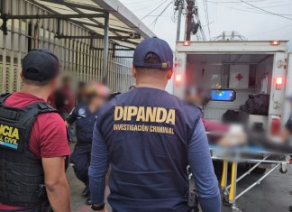 Presuntos extorsionistas del Barrio 18, al verse descubiertos fueron heridos al enfrentar a investigadores de la PNC. Foto: PNC