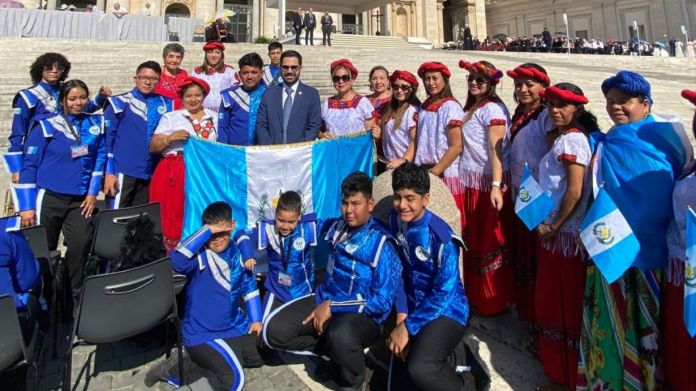 Los jóvenes músicos representaron con orgullo a Guatemala durante la audiencia general presidida por el Santo Padre León XIV. Foto La Hora: Minex
