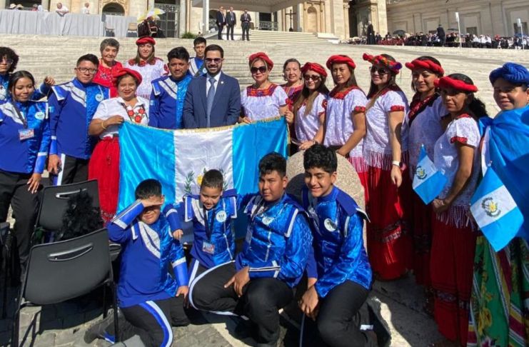 Los jóvenes músicos representaron con orgullo a Guatemala durante la audiencia general presidida por el Santo Padre León XIV. Foto La Hora: Minex