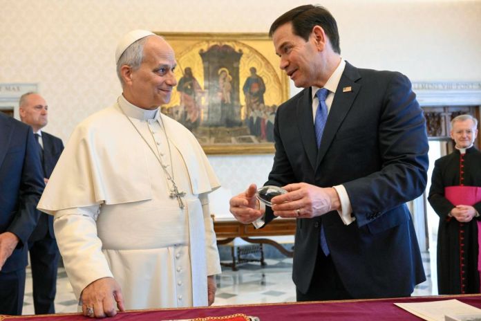 En su calidad de Secretario de Estado de EE. UU., ha llegado al Vaticano este jueves 7 de mayo para mantener una audiencia privada con el papa León XIV.