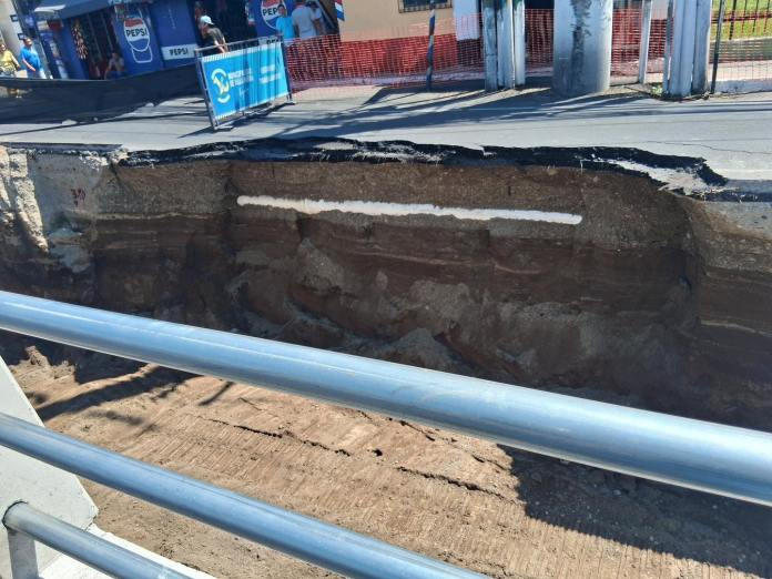 Un deslizamiento de tierra en el sector donde se construye un paso a desnivel en Villa Nueva afecta el tránsito hacia distintos puntos.