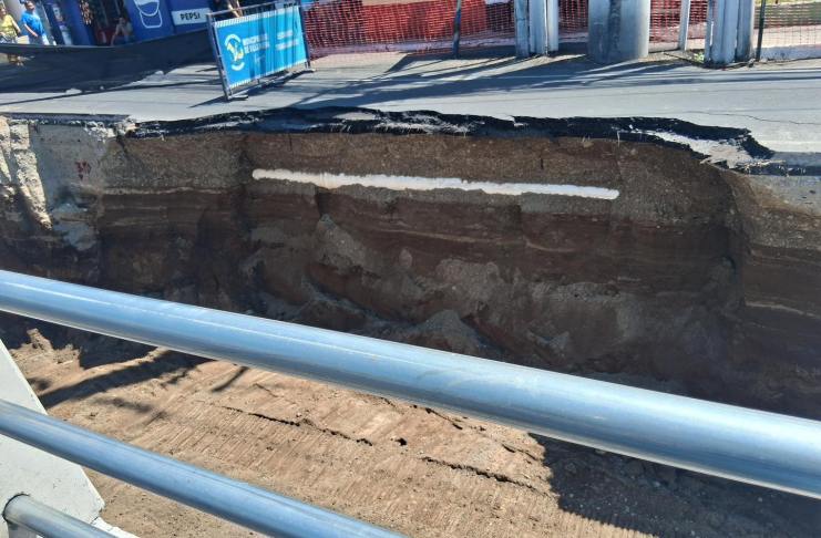 Un deslizamiento de tierra en el sector donde se construye un paso a desnivel en Villa Nueva afecta el tránsito hacia distintos puntos.