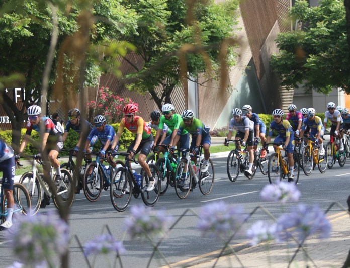 El pelotón, durante su paso por el circuito entre la Avenida La Reforma y Las Américas. Foto: Federación Nacional de Ciclismo. 