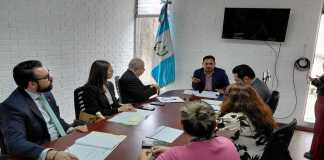 El canciller, Carlos Ramiro Martínez, personal de la PNG, y el director de Copadhe, Elvyn Díaz, acuden a citación por la denuncia de adopciones ilegales. Foto: La Hora