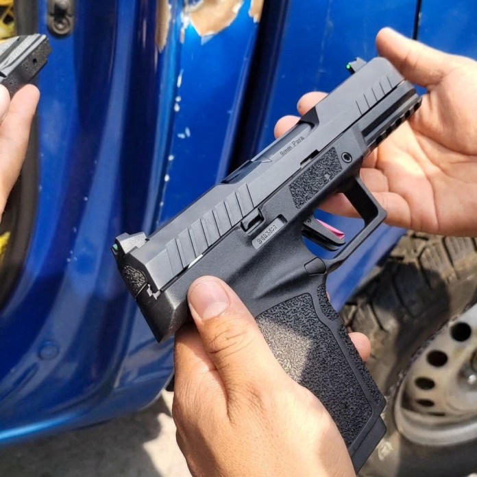 Emetra y PNC muestran el arma de fuego del hombre que agredió a un agente de la PMT. Foto: Cortesía