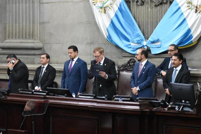 El presidente del Congreso, Luis Contreras, espera por más de una hora para poder aprobar la ley contra lavado de dinero u otros activos. Foto: La Hora / José Orozco