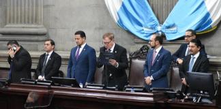 El presidente del Congreso, Luis Contreras, espera por más de una hora para poder aprobar la ley contra lavado de dinero u otros activos. Foto: La Hora / José Orozco
