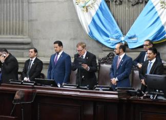 El presidente del Congreso, Luis Contreras, espera por más de una hora para poder aprobar la ley contra lavado de dinero u otros activos. Foto: La Hora / José Orozco