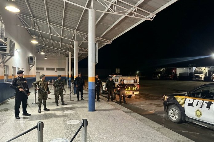 Agentes antinarcóticos de la PNC y la Policía Nacional de Honduras refuerzan la seguridad en la zona fronteriza por hechos de violencia en Corinto y Colón. Foto La Hora: PNC