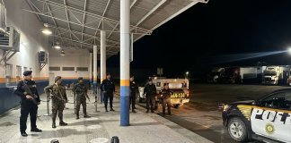 Guatemala refuerza seguridad en frontera tras ola de violencia en Honduras Agentes antinarcóticos de la PNC y la Policía Nacional de Honduras refuerzan la seguridad en la zona fronteriza por hechos de violencia en Corinto y Colón. Foto La Hora: PNC