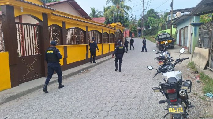 Las fuerzas de seguridad realizan los allanamientos en conjunto con personal del Ministerio Público. Foto La Hora: PNC