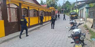 Las fuerzas de seguridad realizan los allanamientos en conjunto con personal del Ministerio Público. Foto La Hora: PNC