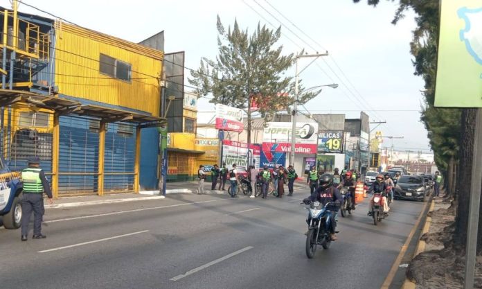 El paso vehicular por la 12 avenida de la Calzada San Juan, zona 7, se ha complicado por un operativo policial en el sector.