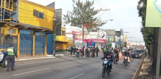 El paso vehicular por la 12 avenida de la Calzada San Juan, zona 7, se ha complicado por un operativo policial en el sector.