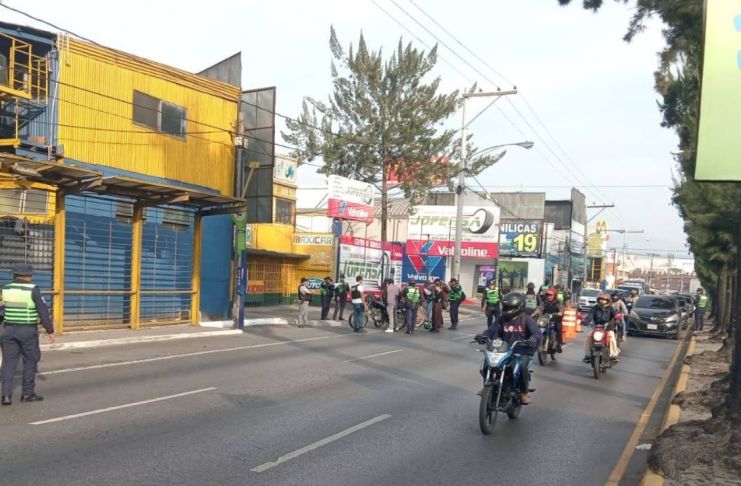 El paso vehicular por la 12 avenida de la Calzada San Juan, zona 7, se ha complicado por un operativo policial en el sector.