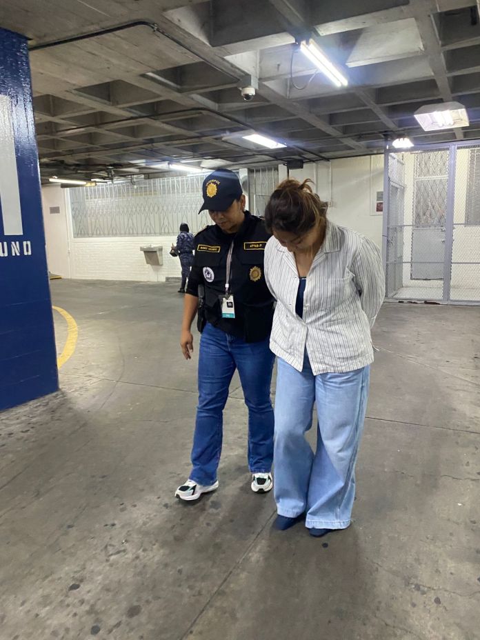 Gladis Castro al momento de su detención el pasado 23 de mayo 2026. Foto La Hora: PNC