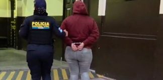 De acuerdo con la base de datos de la PNC, la mujer detenida tenía seis órdenes de captura vigente de tres juzgados. Foto La Hora: PNC
