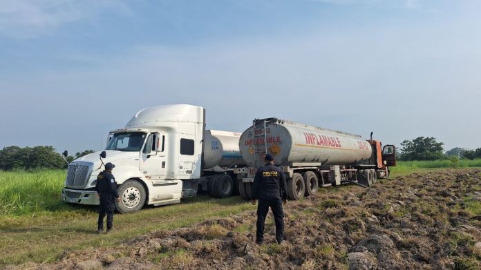La PNC reportó la recuperación de una cisterna cargada con combustible que había sido robada en el kilómetro 97 de la ruta al puerto San José, Escuintla.