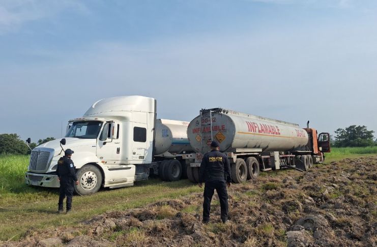 La PNC reportó la recuperación de una cisterna cargada con combustible que había sido robada en el kilómetro 97 de la ruta al puerto San José, Escuintla.