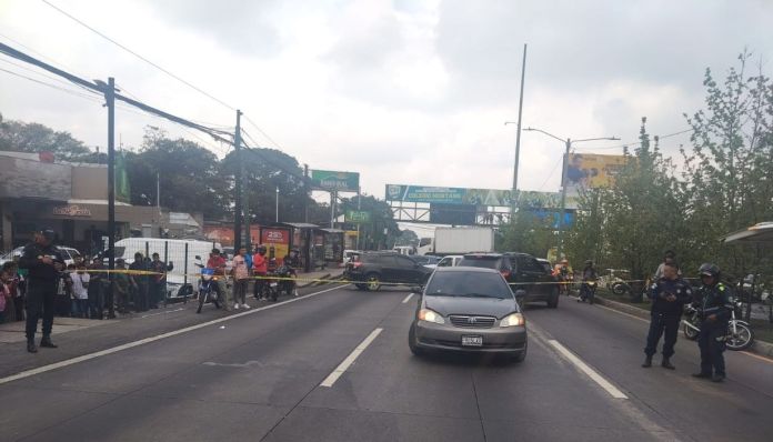 La PMT de Mixco habilitó un carril reversible en el kilómetro 17 de la Interamericana hacia el occidente por la persona fallecida en el kilómetro 19 en dirección al occidente.