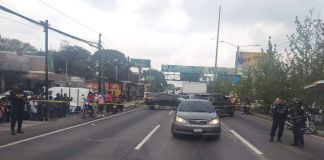 La PMT de Mixco habilitó un carril reversible en el kilómetro 17 de la Interamericana hacia el occidente por la persona fallecida en el kilómetro 19 en dirección al occidente.