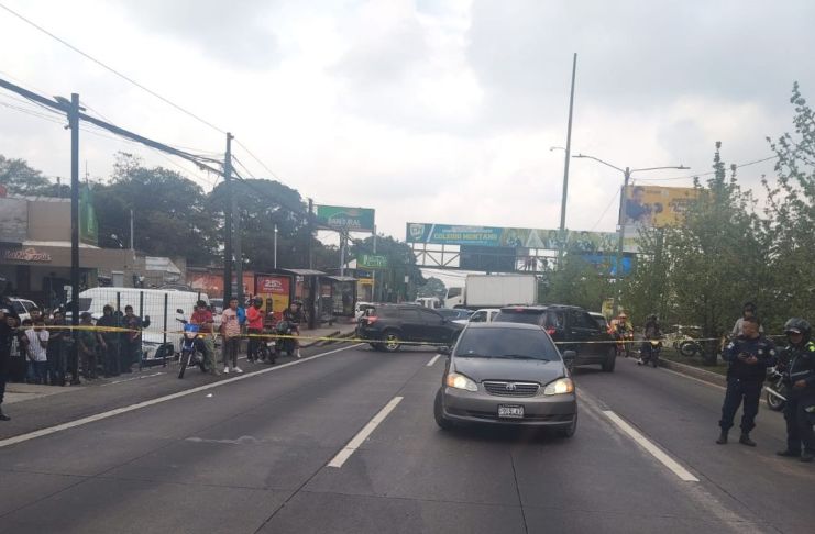 La PMT de Mixco habilitó un carril reversible en el kilómetro 17 de la Interamericana hacia el occidente por la persona fallecida en el kilómetro 19 en dirección al occidente.
