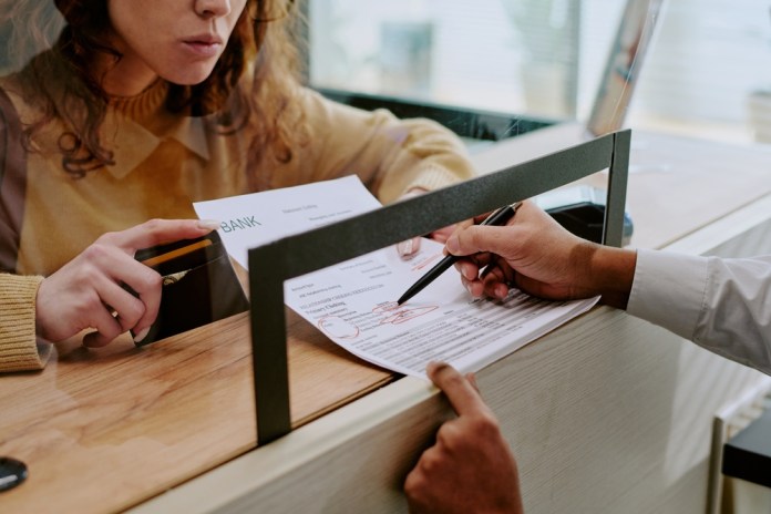 La forma de enviar dinero desde EE. UU. podría cambiar por nuevas regulaciones. Foto La Hora: AnnaStills/Shutterstock