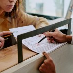 La forma de enviar dinero desde EE. UU. podría cambiar por nuevas regulaciones. Foto La Hora: AnnaStills/Shutterstock