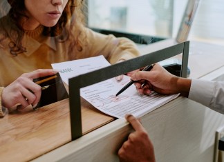La forma de enviar dinero desde EE. UU. podría cambiar por nuevas regulaciones. Foto La Hora: AnnaStills/Shutterstock
