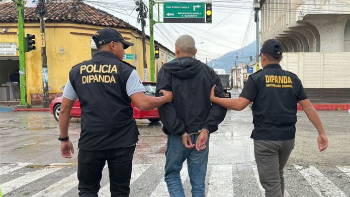 El privado de libertad recién salía del Centro Preventivo para Varones de Jalapa cuando se le notificó la nueva orden de detención. Foto La Hora: PNC