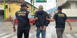 A un paso de la libertad, cuando salía de la cárcel, hombre recibe notificación de captura por violación El privado de libertad recién salía del Centro Preventivo para Varones de Jalapa cuando se le notificó la nueva orden de detención. Foto La Hora: PNC