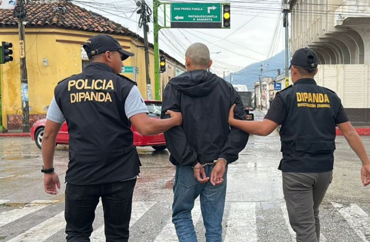A un paso de la libertad, cuando salía de la cárcel, hombre recibe notificación de captura por violación El privado de libertad recién salía del Centro Preventivo para Varones de Jalapa cuando se le notificó la nueva orden de detención. Foto La Hora: PNC