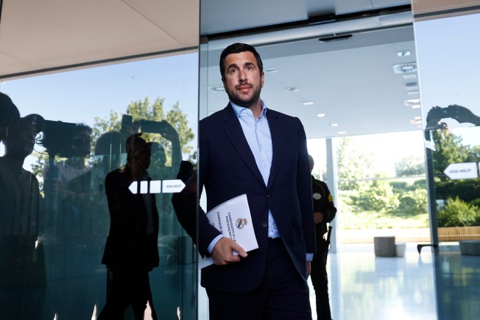 Enrique Riquelme, presidente de la empresa Cox Energy, a su salida este sábado de las oficinas del Real Madrid en Valdebebas, tras hacer entrega de toda la documentación requerida para confirmar su candidatura a la presidencia del Real Madrid. Foto La Hora: EFE