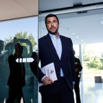 Enrique Riquelme, presidente de la empresa Cox Energy, a su salida este sábado de las oficinas del Real Madrid en Valdebebas, tras hacer entrega de toda la documentación requerida para confirmar su candidatura a la presidencia del Real Madrid. Foto La Hora: EFE