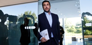 Enrique Riquelme, presidente de la empresa Cox Energy, a su salida este sábado de las oficinas del Real Madrid en Valdebebas, tras hacer entrega de toda la documentación requerida para confirmar su candidatura a la presidencia del Real Madrid. Foto La Hora: EFE