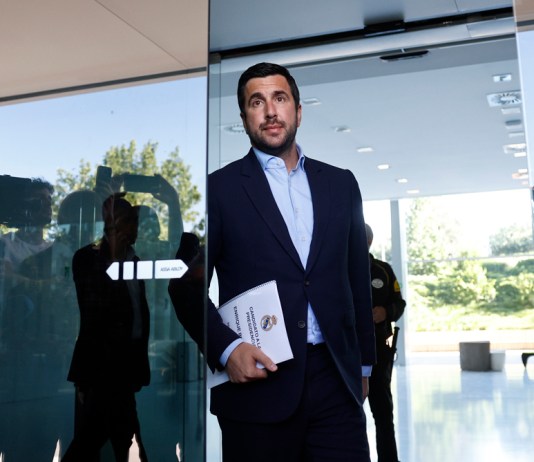 Enrique Riquelme, presidente de la empresa Cox Energy, a su salida este sábado de las oficinas del Real Madrid en Valdebebas, tras hacer entrega de toda la documentación requerida para confirmar su candidatura a la presidencia del Real Madrid. Foto La Hora: EFE