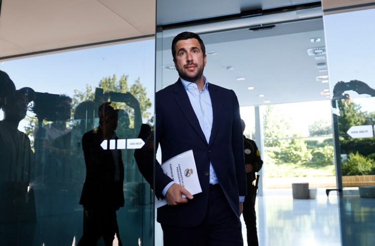 Enrique Riquelme, presidente de la empresa Cox Energy, a su salida este sábado de las oficinas del Real Madrid en Valdebebas, tras hacer entrega de toda la documentación requerida para confirmar su candidatura a la presidencia del Real Madrid. Foto La Hora: EFE