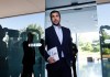 Enrique Riquelme, presidente de la empresa Cox Energy, a su salida este sábado de las oficinas del Real Madrid en Valdebebas, tras hacer entrega de toda la documentación requerida para confirmar su candidatura a la presidencia del Real Madrid. Foto La Hora: EFE