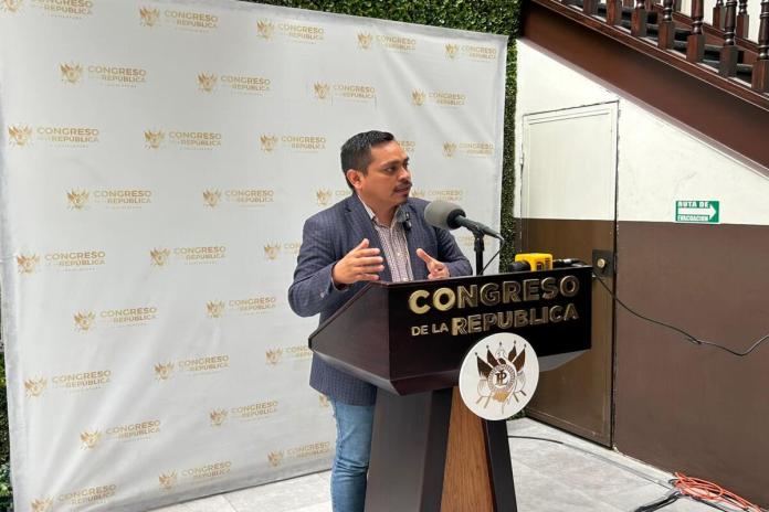 El diputado José Chic busca derogar la SAAS, que en cada gobierno gasta millones para atender al presidente de turno. Foto: Cortesía