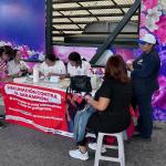 En varios espacios públicos, personal de Salud invita a las personas a vacunarse contra el sarampión.