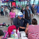 Brigadas de Salud, durante una jornada de vacunación en una pasarela. Foto: La Hora/Karla Gutiérrez.