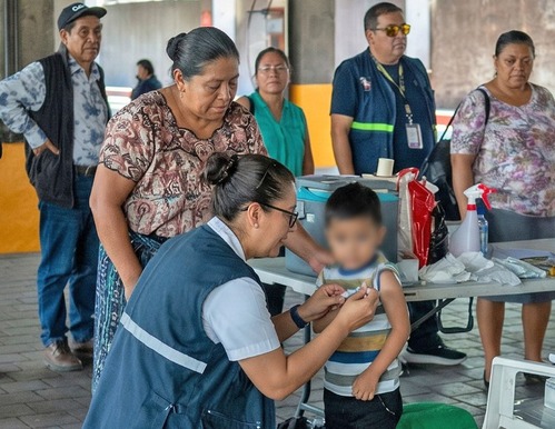 En distintos espacios públicos, el Ministerio de Salud aplica la vacuna contra el sarampión.