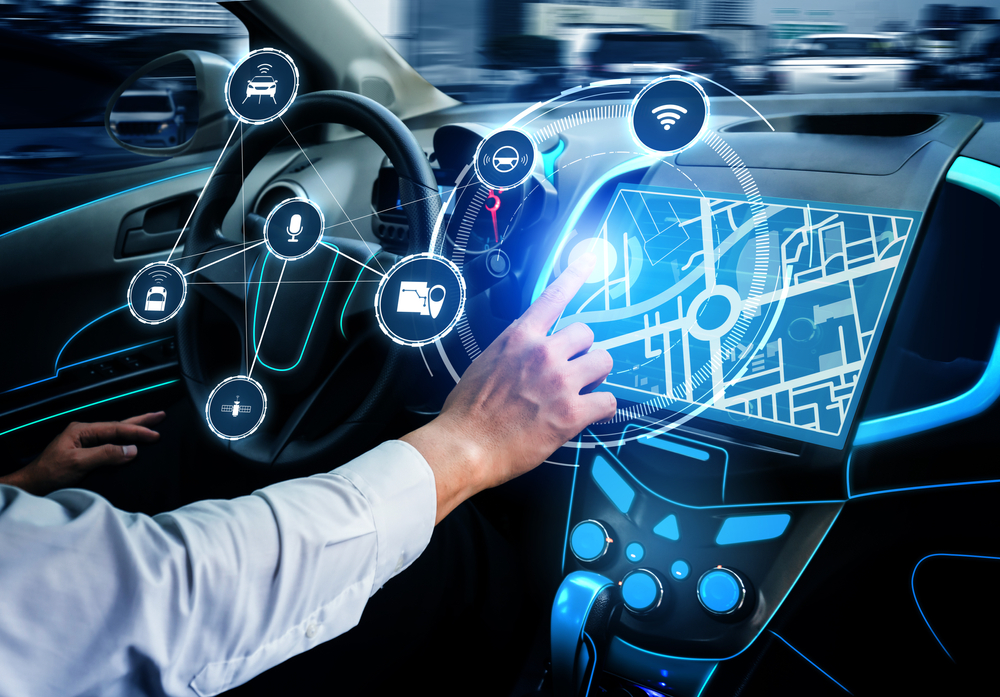 La tecnología incorporada en los vehículos transforma la experiencia de conducir. Foto: Summit Art Creations/Sshutterstock.