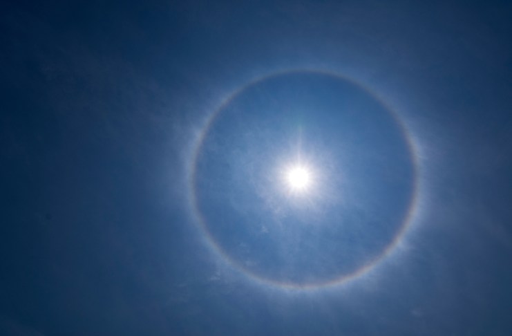 Fenómeno conocido como anillo de color o halo sol .