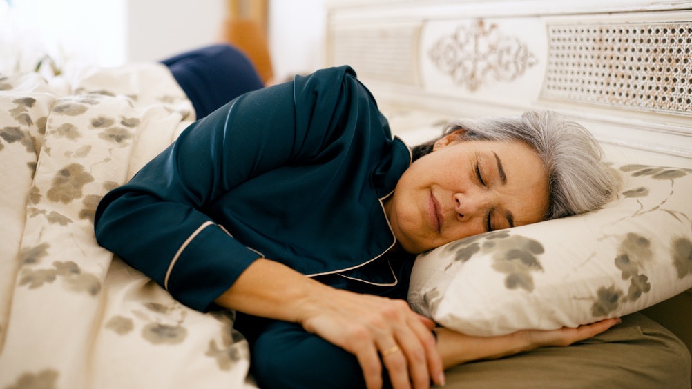 La exposición a luz natural por la mañana mejora el ritmo circadiano y la calidad del sueño. Foto: Daniel Megias/Shutterstock