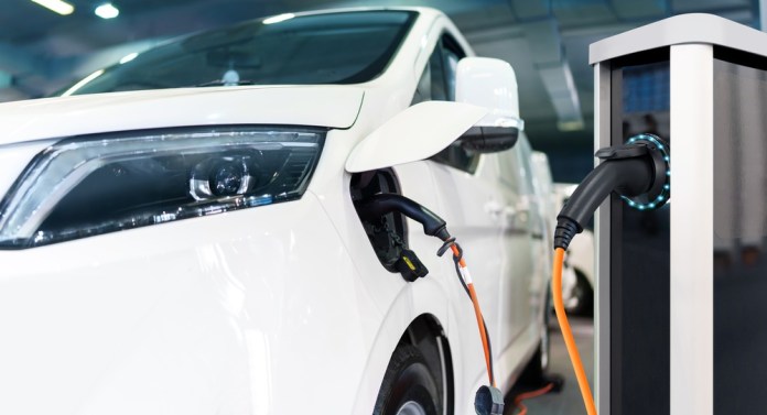 La movilidad eléctrica redefine la forma de transporte moderno. Foto: Scharfsinn/Shutterstock.