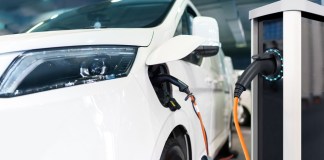 Vehículos eléctricos: cómo funcionan y por qué están cambiando la movilidad La movilidad eléctrica redefine la forma de transporte moderno. Foto: Scharfsinn/Shutterstock.
