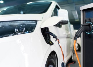 La movilidad eléctrica redefine la forma de transporte moderno. Foto: Scharfsinn/Shutterstock.